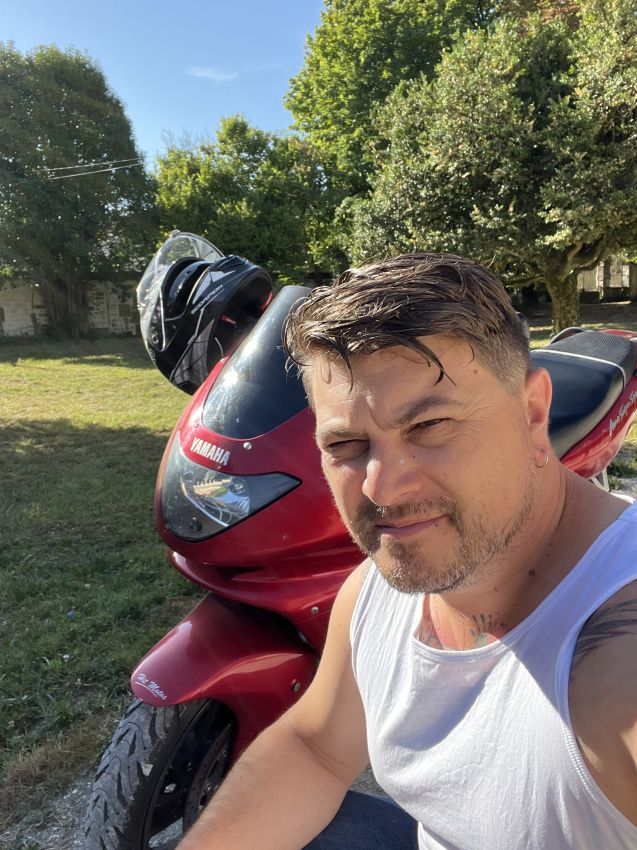 Profil de Azidine, 44 ans, Libertine à Redcliff